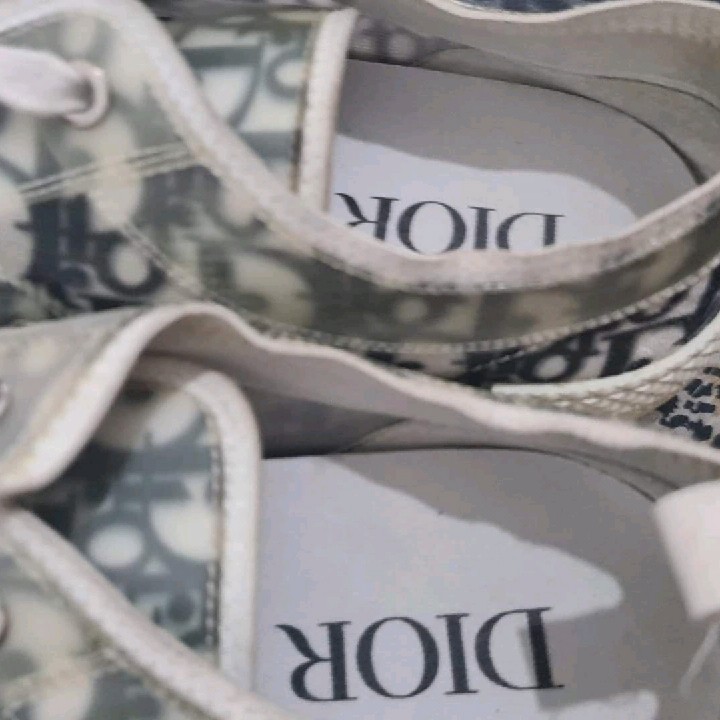 סניקרס של חברת כריסטיאן דיור לגבר