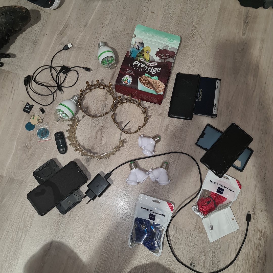 מגוון דברים מגניבים למכירה טלפונים וכתרים ממתכת 