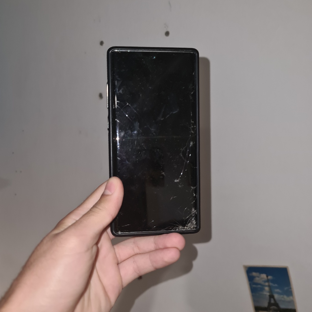 נוט 10 +      במצב סביר +         טיפה שברים במסך בצורה שלא מפריעה חוץ ממראה    סוללה עובדת 70% לא כמו חדש ואחרי איפוס התכונה אמורה לעבוד חייתי מקל סלפי ועט פעיל אבל טיפה בולט החוצה.  ישנם עוד מגוון דברים למכירה מוזמנים לשאול.   גמיש במחיר! 