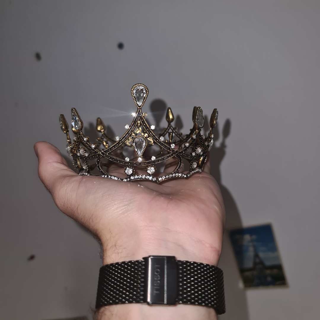 כתר ממתכת אמיתית יפה נוצץ מהפנט  מתאים למסיבות או תחפושות! 