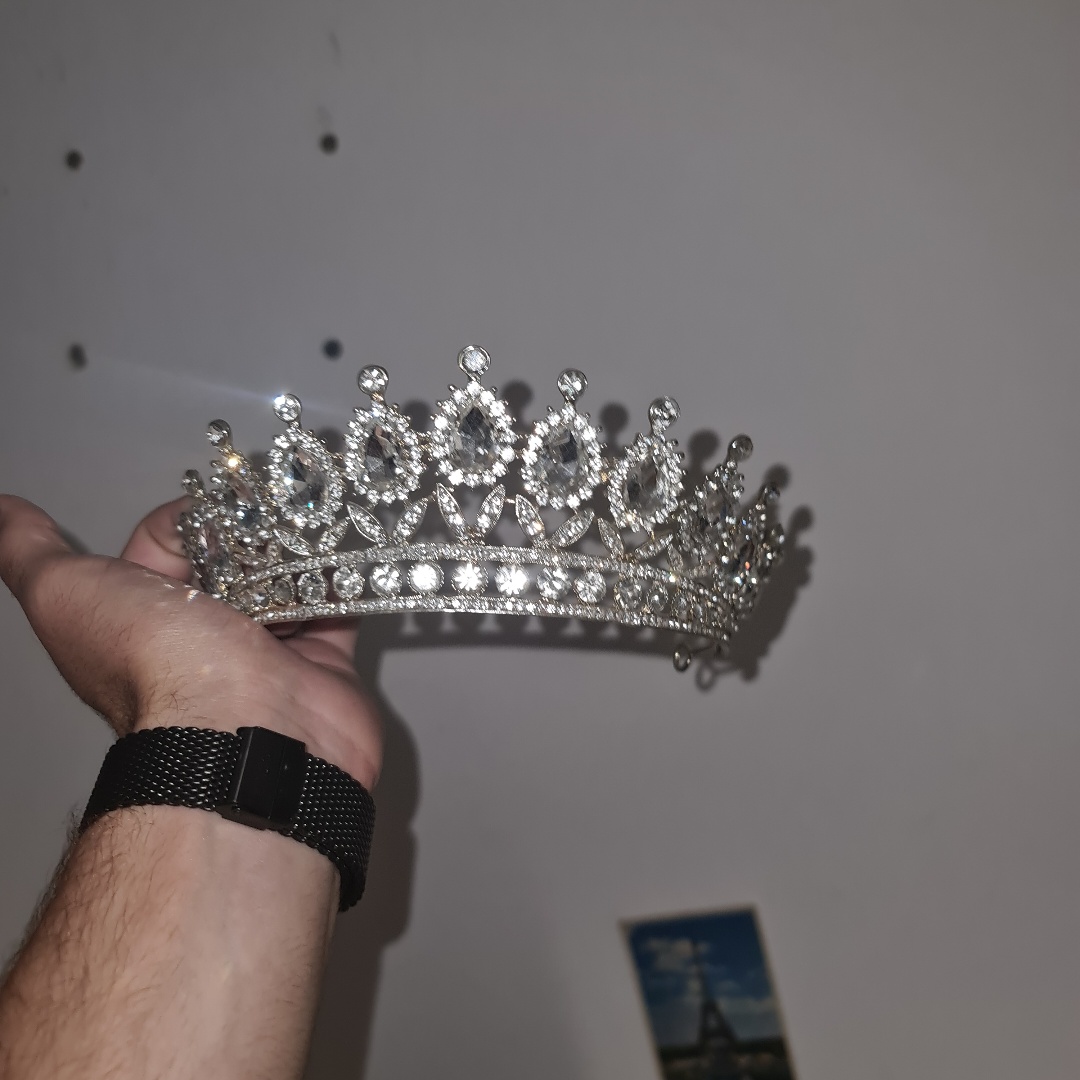 כתר ממתכת אמיתית לאישה נוצץ כסוף ויפייפה מתאים למסיבות רווקות וכדומה! שפיץ בלתי נשכח! 