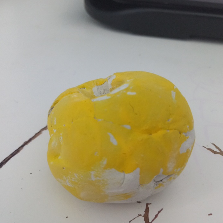 כד חצי צבוע בצהוב