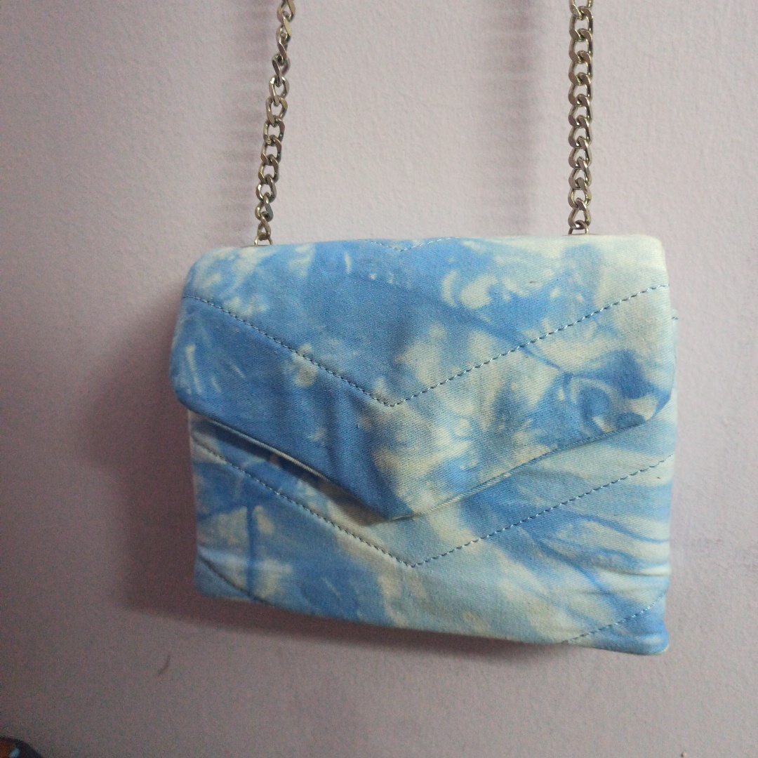 תיק בצבעים כחול ולבן מהמם. נמכר עקב אי שימוש