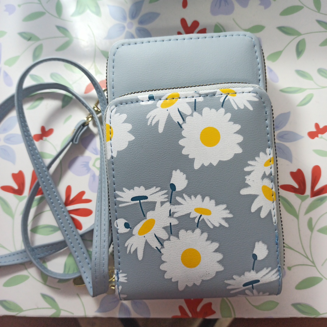 תיק ממש חמוד ויפה נכנס לשם טלפון, מפתחות, כרטיסים וכסף.