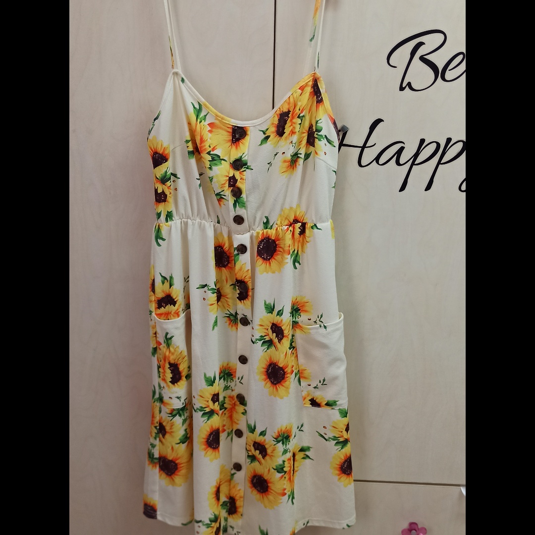 שמלה פרחונית מדהימה ומושלמת. נמכרת כי הוזמנה בשיין והגיעה קטנה.        מגיעה גם עם כיסים. קיצר שלמות.