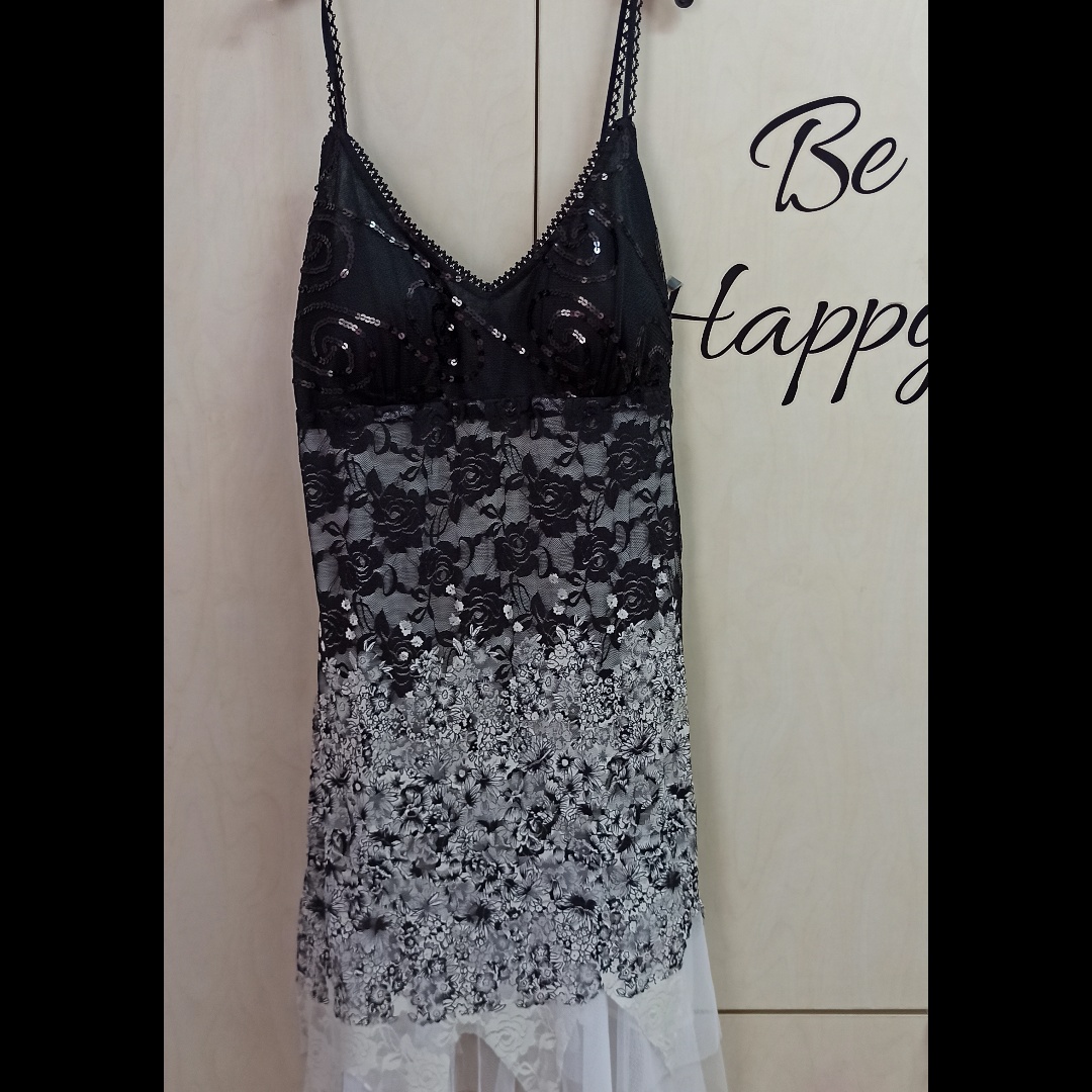 שמלה יפה בטירוף, אפילו עדיין עם טיקט כלומר לא נלבשה מעולם. מתאימה לכל מה שתרצו.