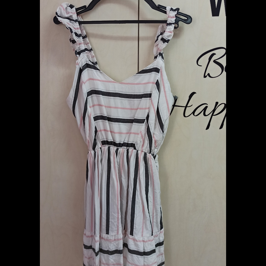 שמלה אמאל'ה ואבאלה, נדירה בטירוף. נקנתה ברנואר אבל לא נלבשה אפילו לא פעם אחת. תעבור גיהוץ לפני הקבלה.