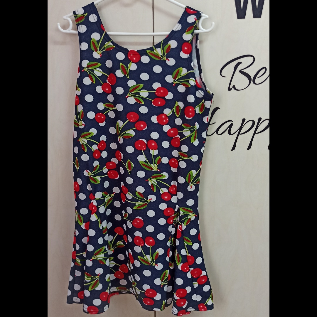 שמלץ נקודות ודובדבנים, אלגנטית ויפה. לא נלבשה מעולם