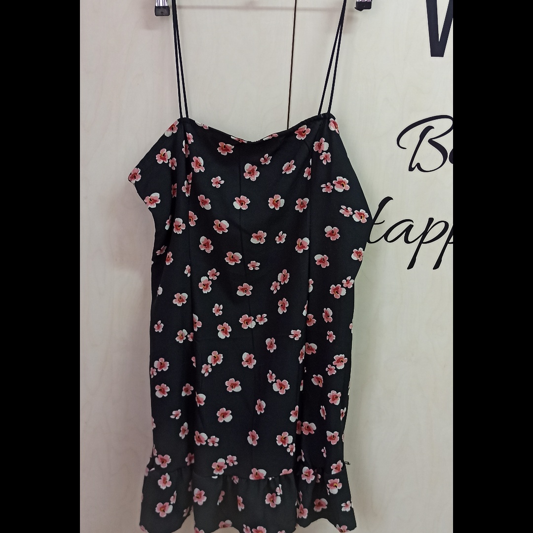 שמלה וואוו, עם כתפיות דקות, שמלה קצרה, פשוטה ויפה. נמכרת כי קטנה עלי ולא נלבשה מעולם(אגב, יש עליה עדיין טיקט). 