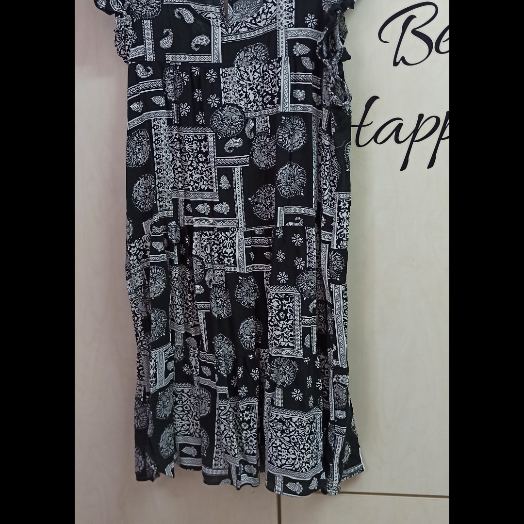 שמלה פשוטה ויפה ליומיום ואפילו לים. נלבשה פעם אחת. 