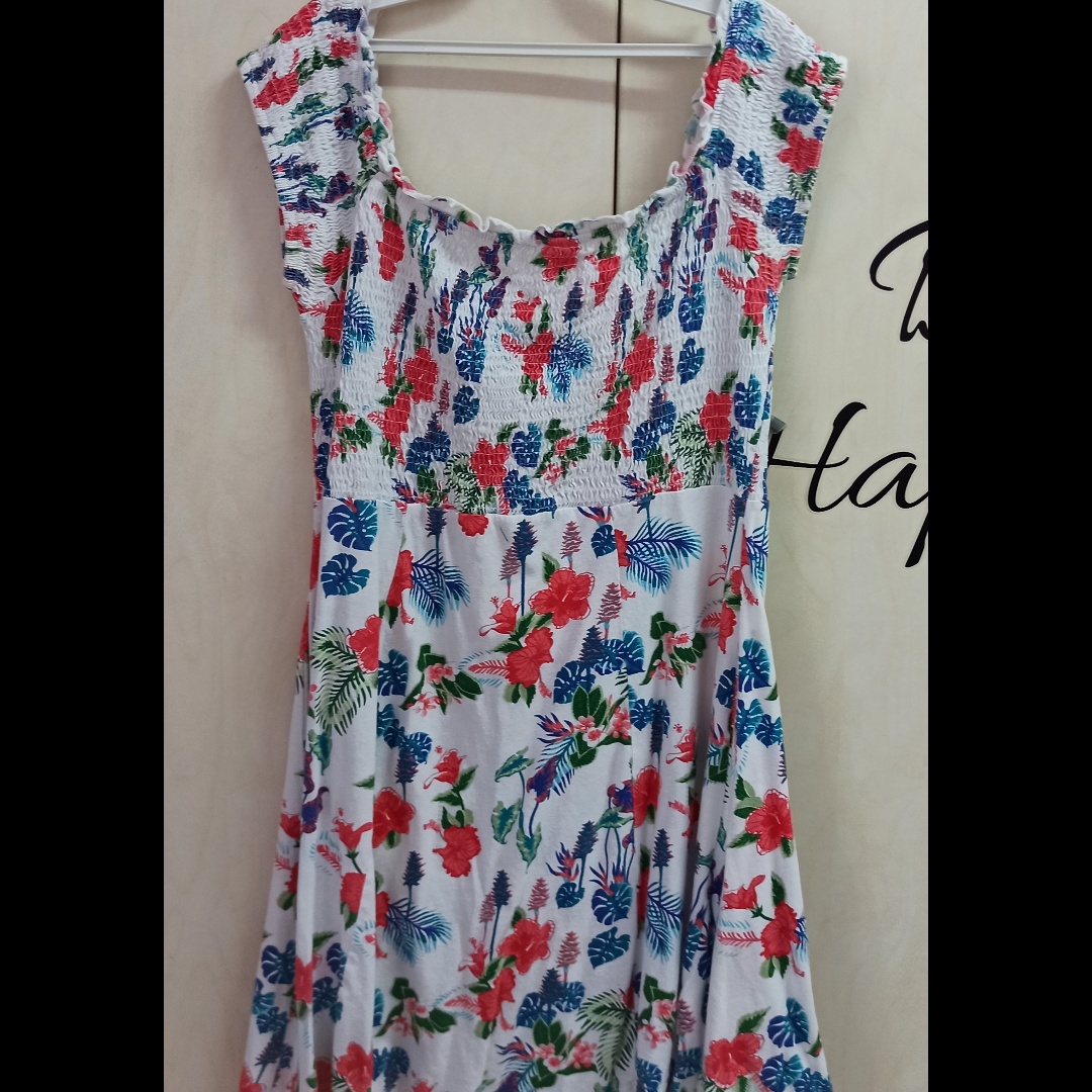 שמלה פרחונית מושלמת, ליומיום לים ואפילו לאירועים. 