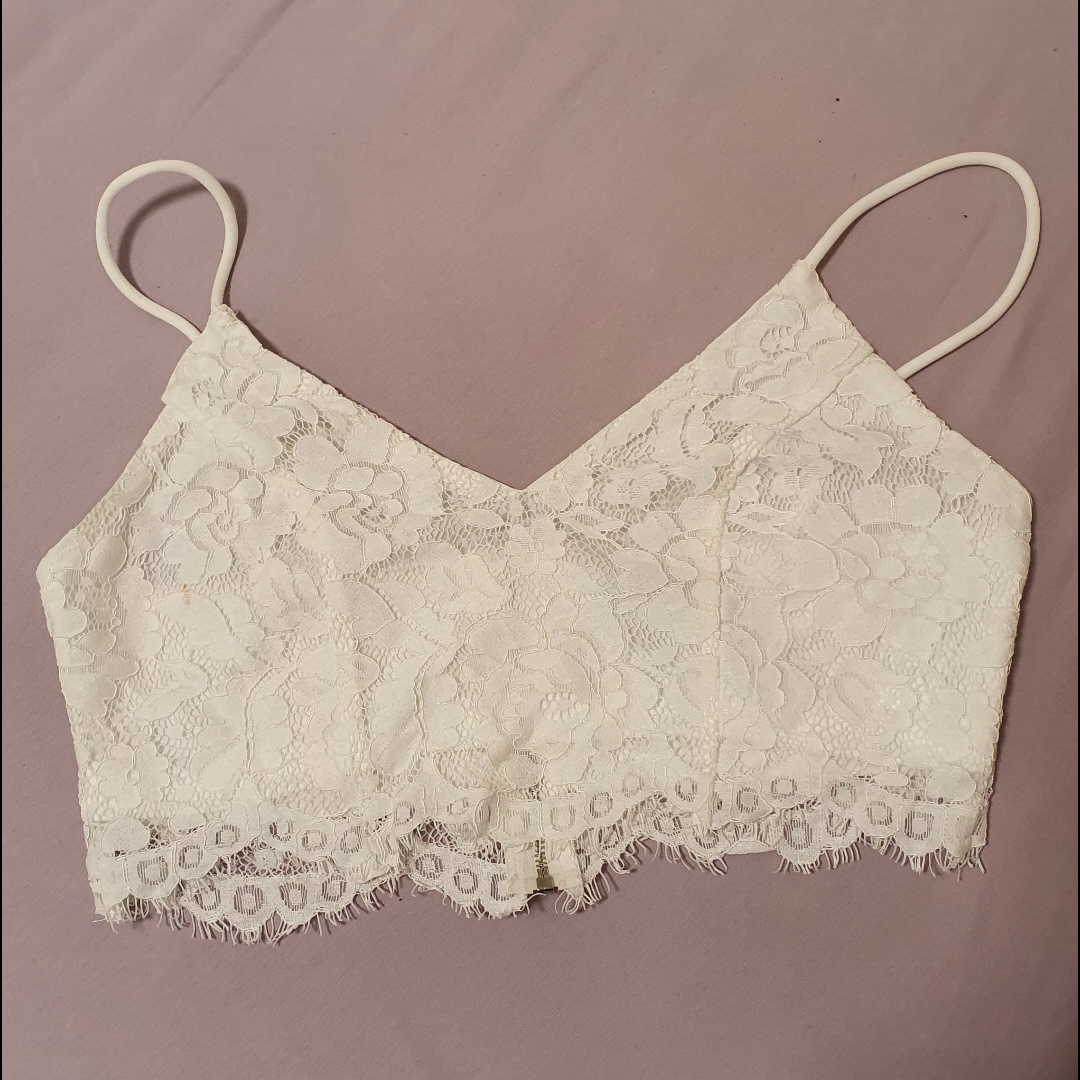 גופיה תחרה לבנה