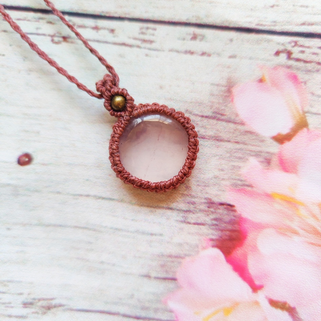 שרשרת מקרמה עם אבן קוורץ חלבי