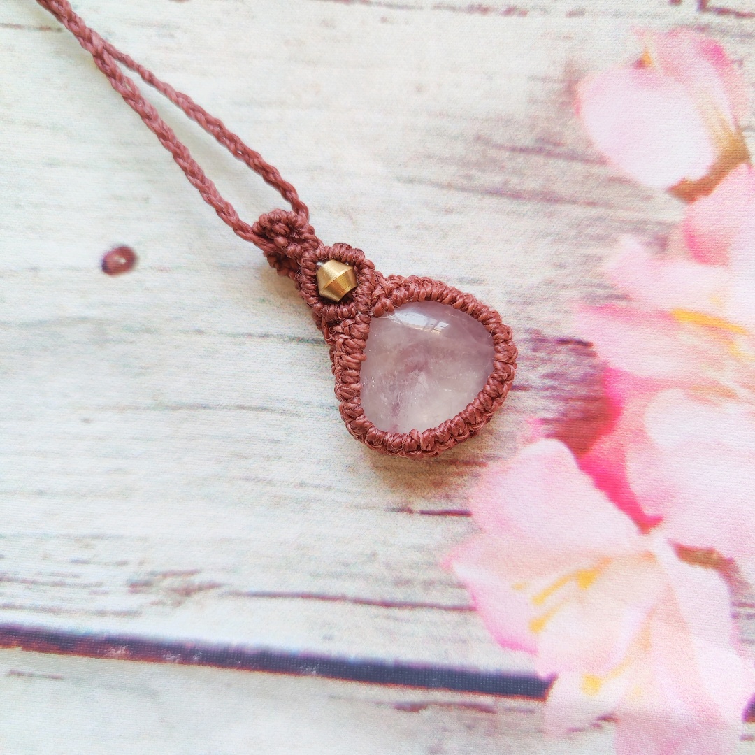 שרשרת מקרמה עם אבן קוורץ חלבי