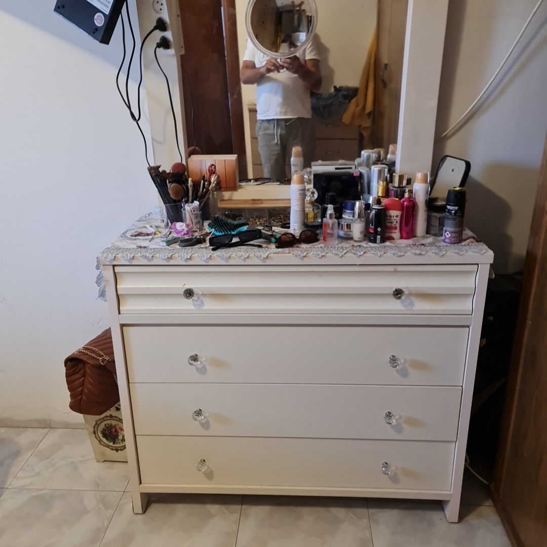  שידת מגירות + מראה