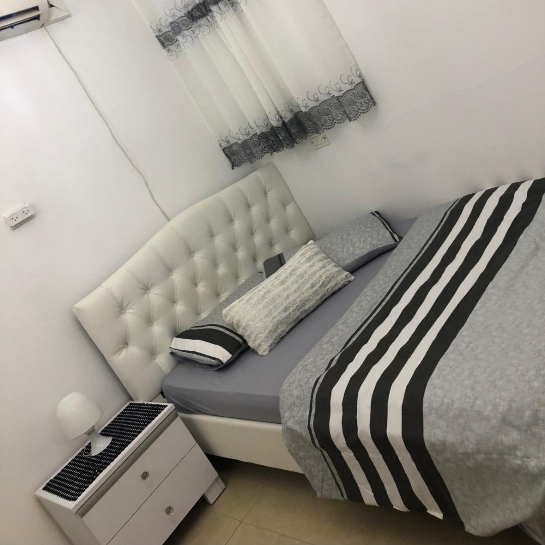 מיטה וחצי + מזרון ושידה 