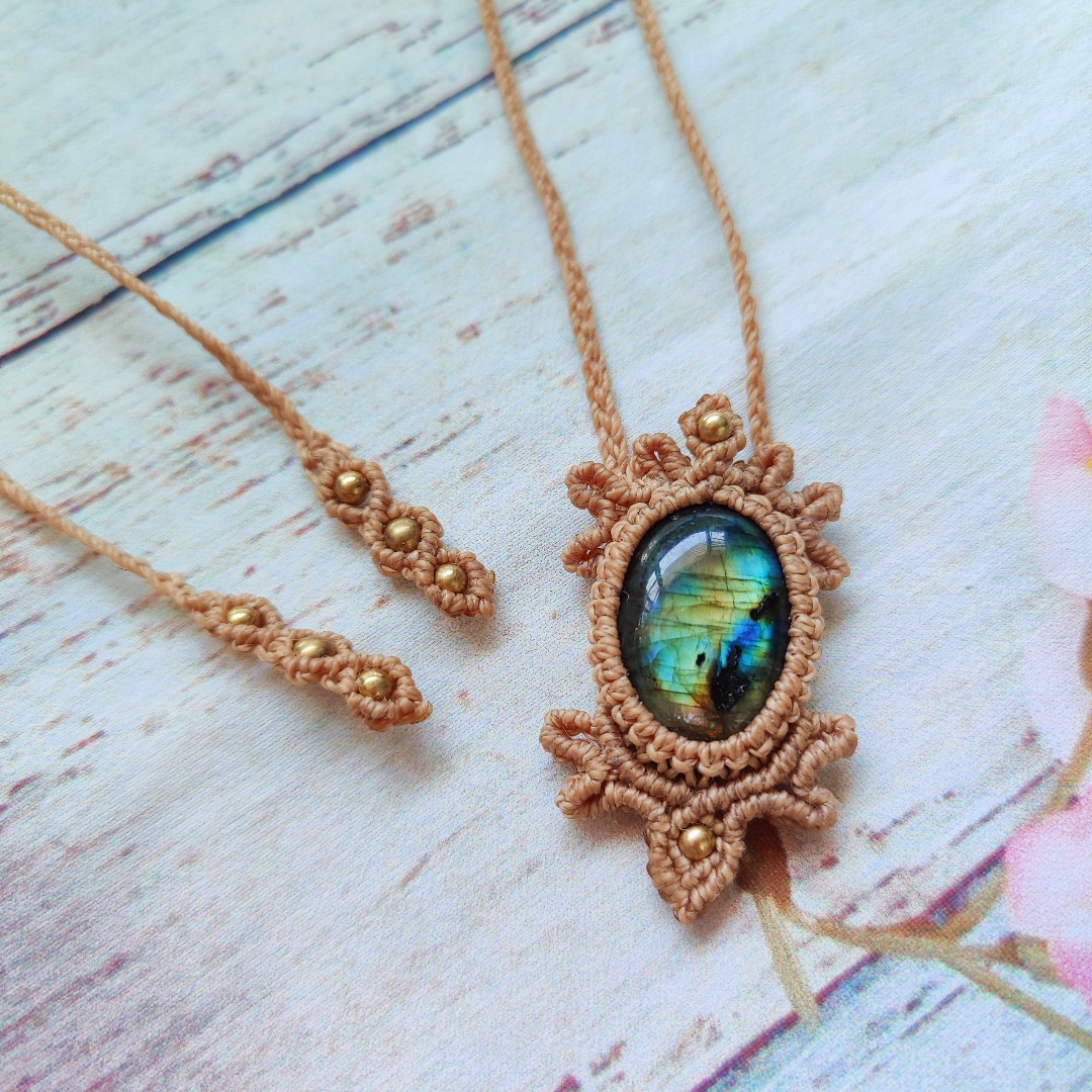 מקרמה שרשרת עם אבן לברדוריט