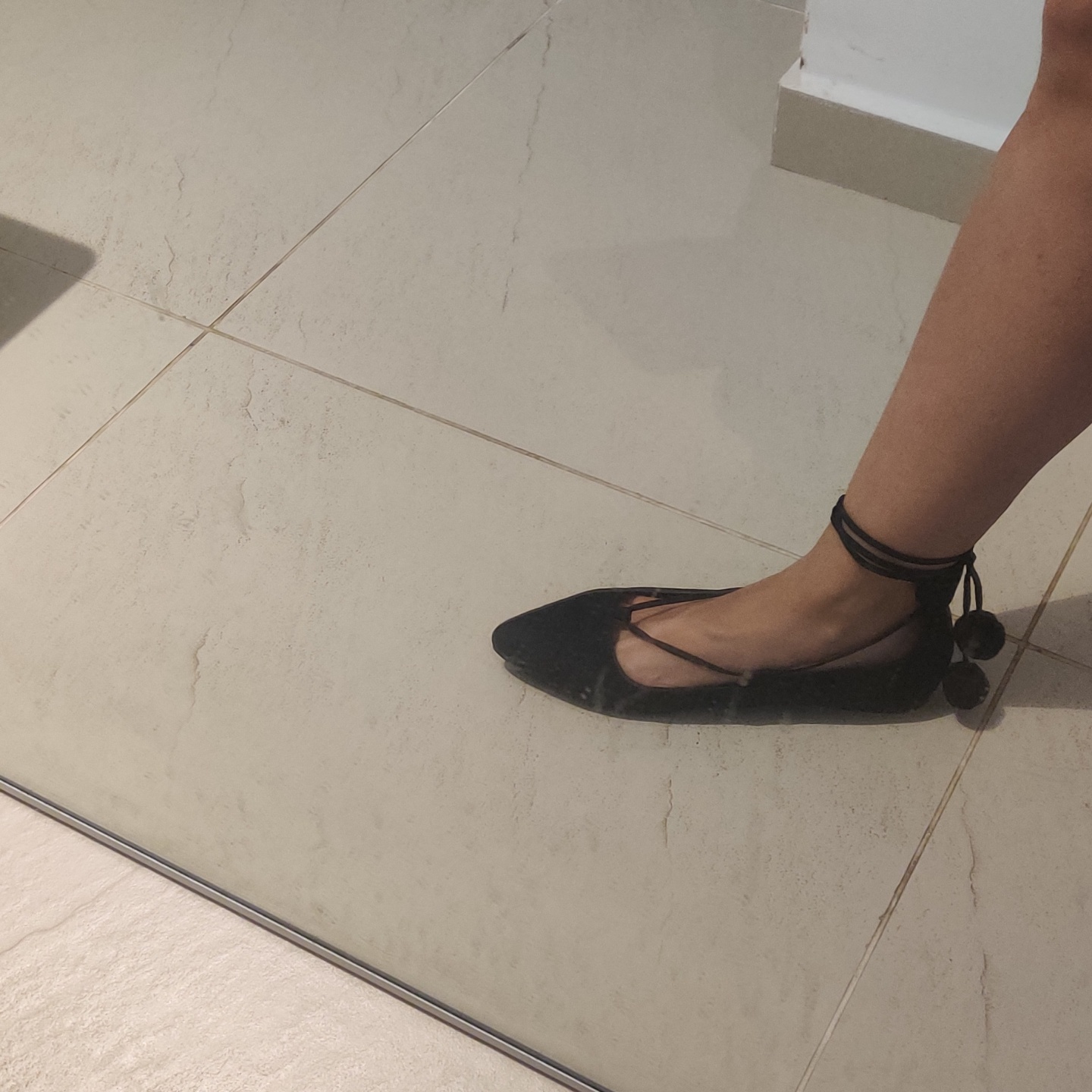 נעלי בובה עם קשירה ופונפונים