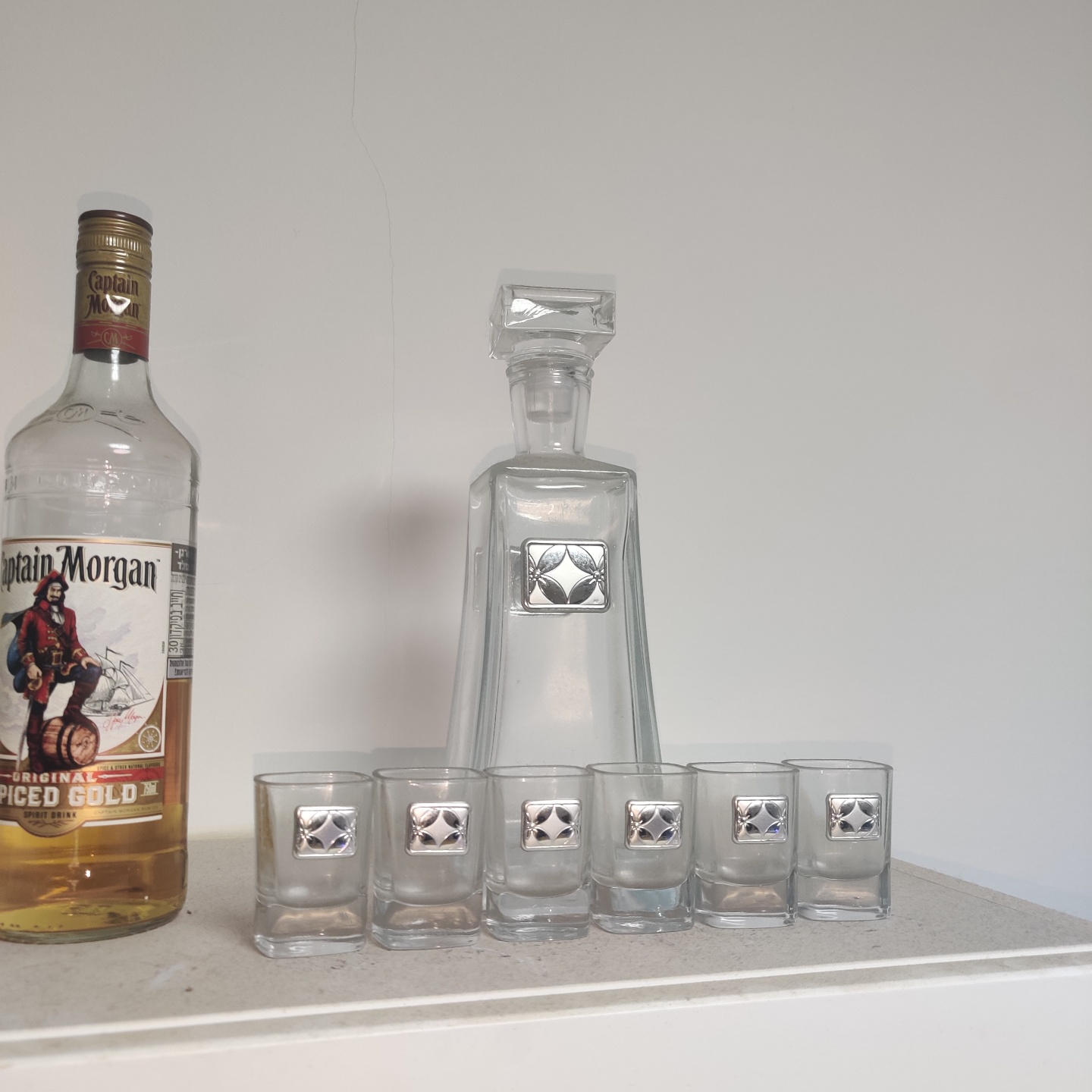 סט בקבוק ליקר וכוסות צ'ייסר של הצורפים (זכוכית וכסף)