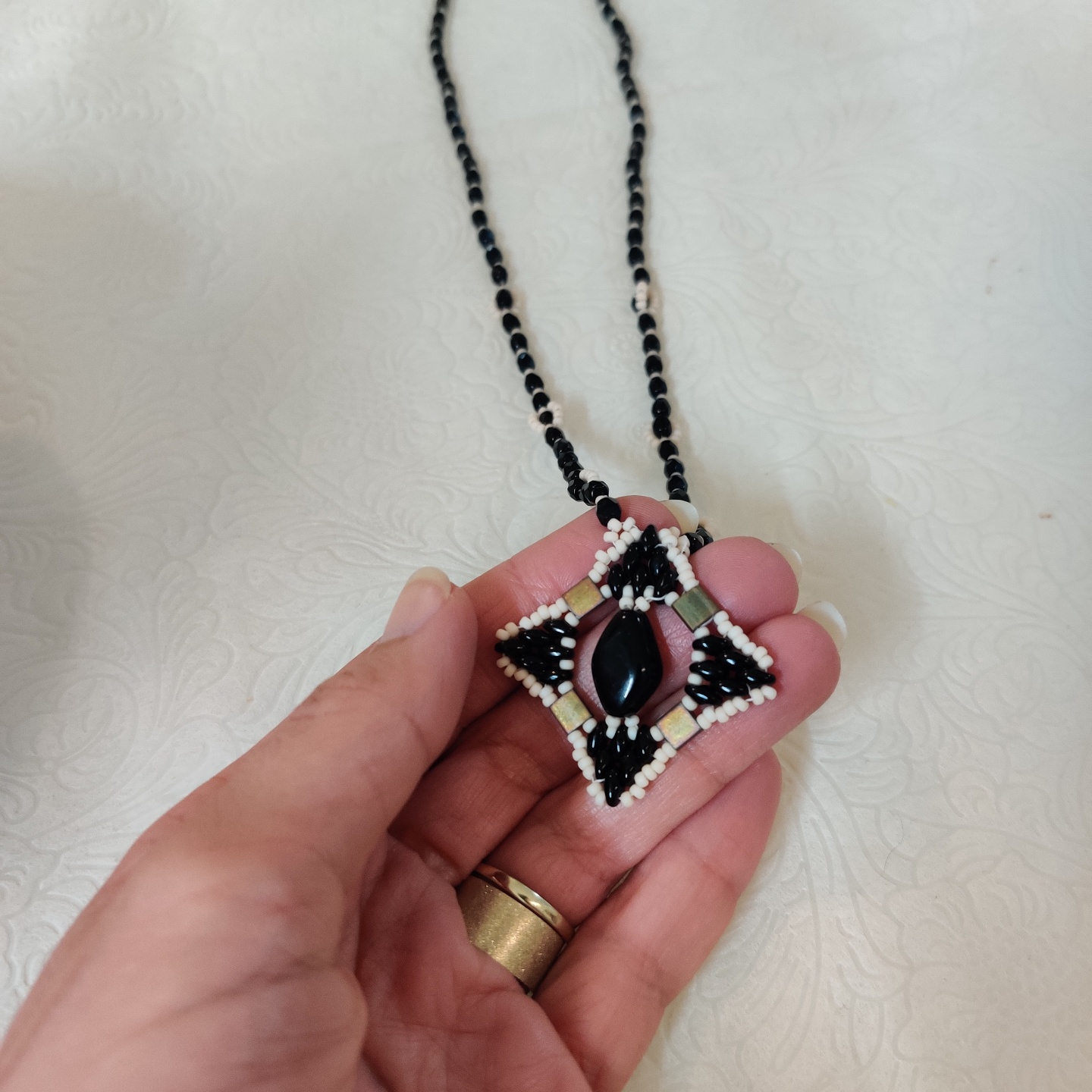 שרשרת של המעצבת Naomi Horovitz, סגירה מגנטית