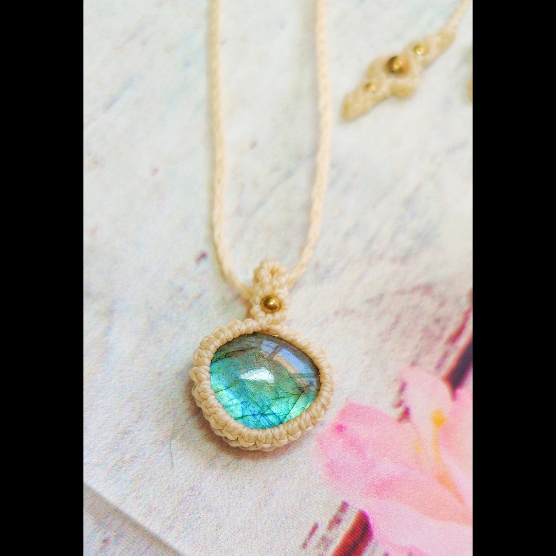 שרשרת מקרמה עם לברדוריט ססגוני בסביבה יפה ועדינה