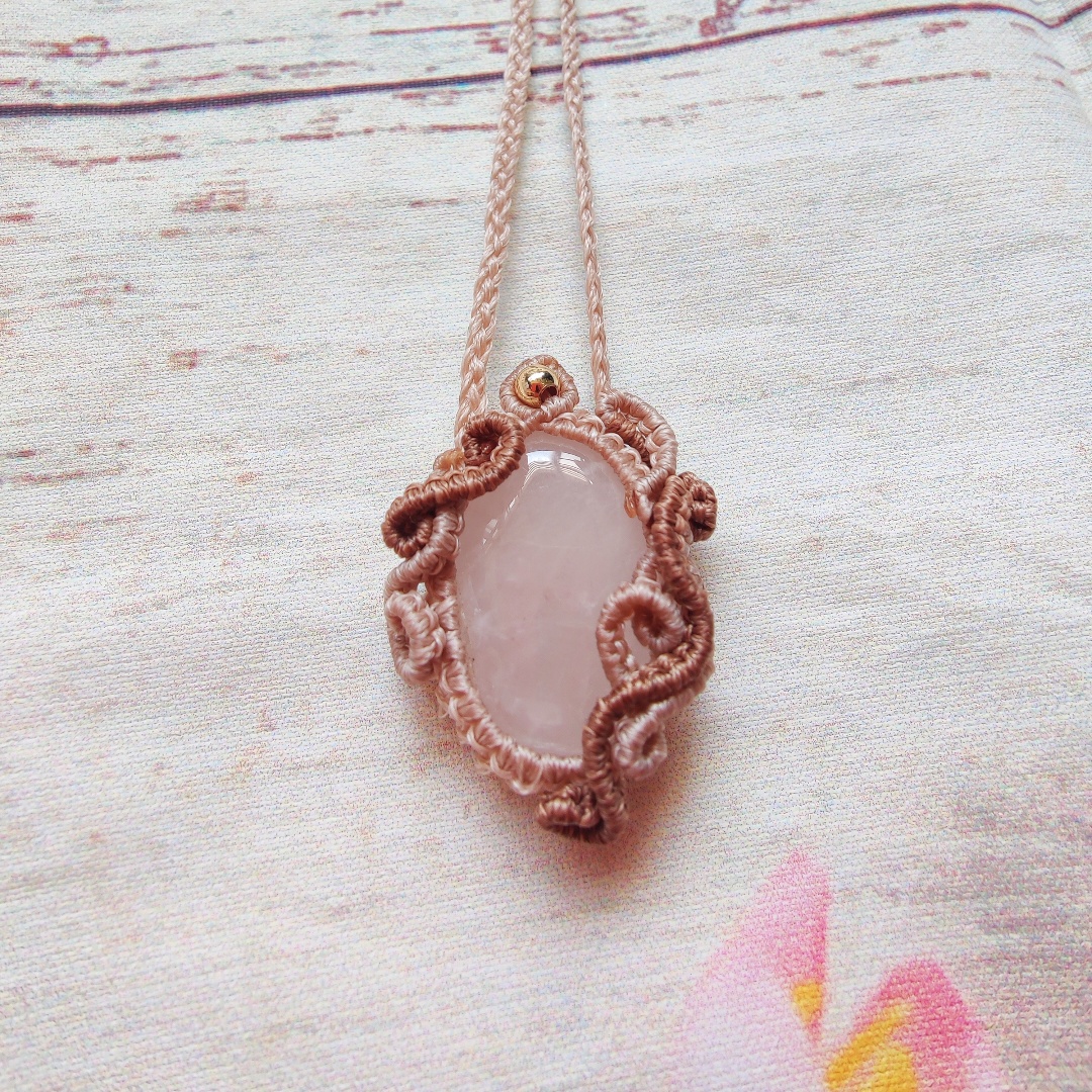 מקרמה שרשרת עם אבן קוורץ ורוד