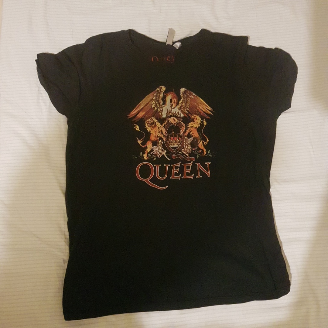 חולצת קווין.