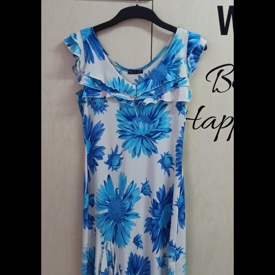 שמלה פרחונית ומעלפת בטירוף. ליומיום ולים. נמכרת כי קטנה אבל לא נלבשה מעולם 