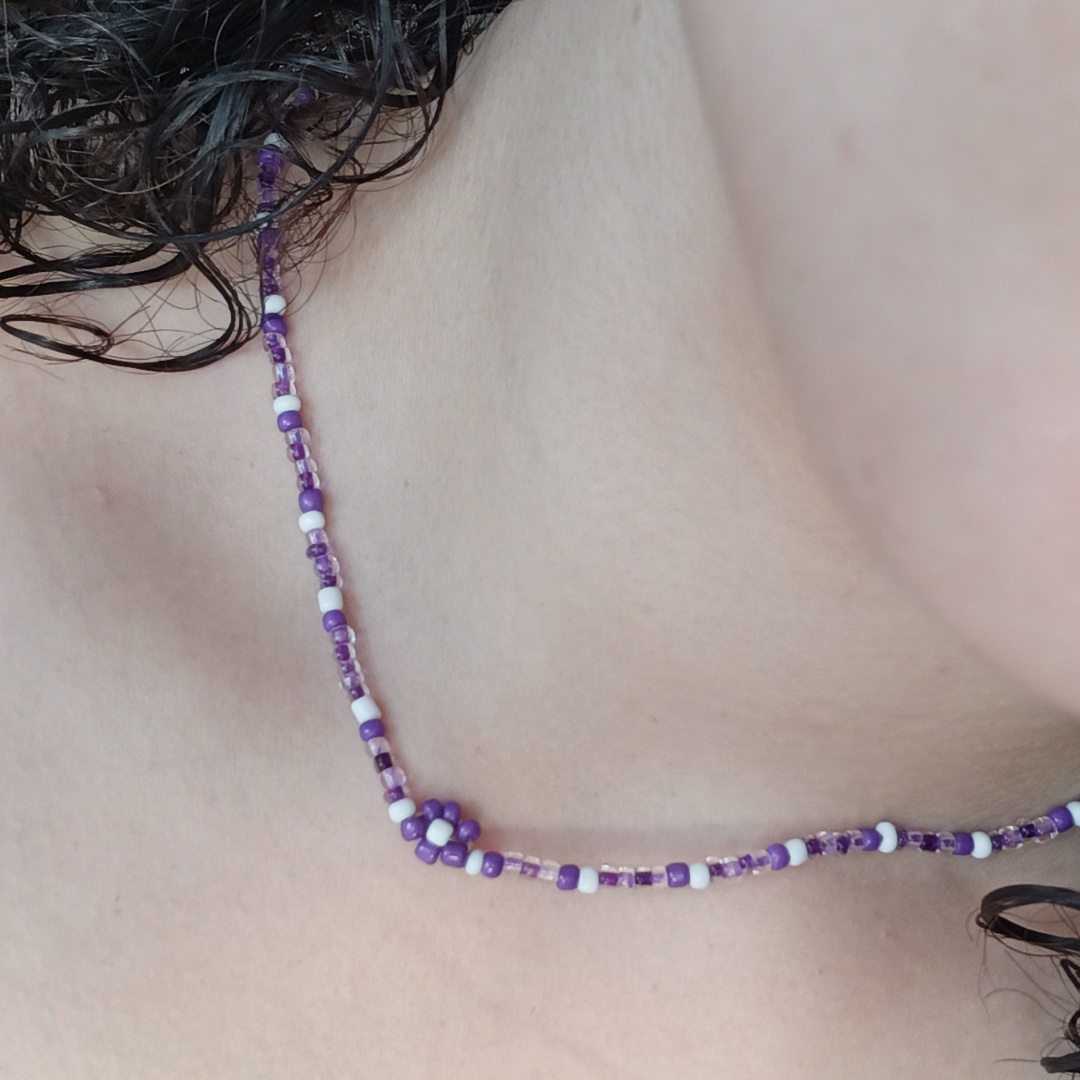 שרשרת שהכנתי לבד, בעבודת יד מהממת סגולה. יש לי עוד מלא עיצובים של שרשראות בצבעים שונים ובסגנונות שונים אז אם תרצו לראות אתם יכולים לכתוב לי.