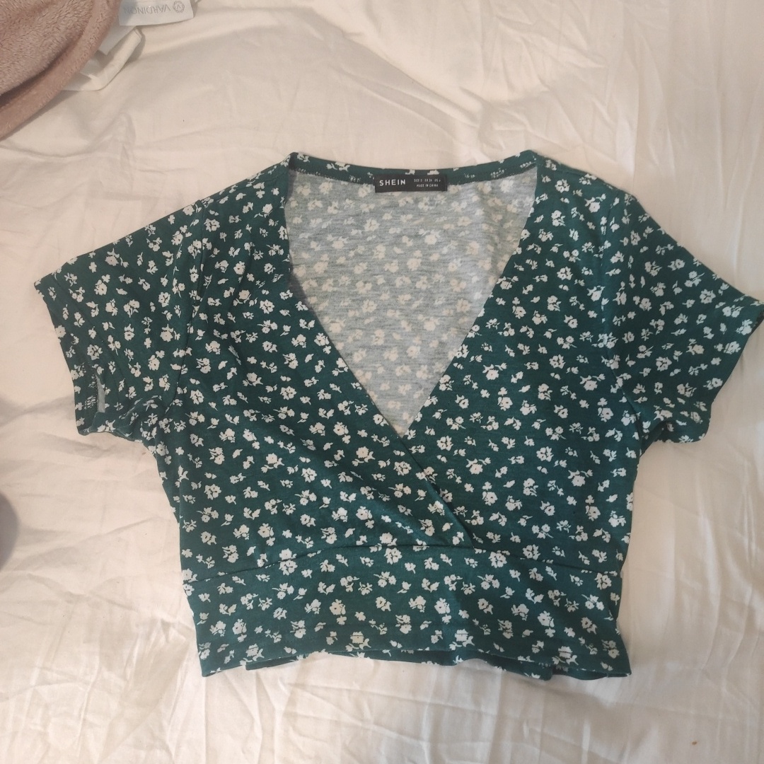 חולצה ירוקה עם פרחים 