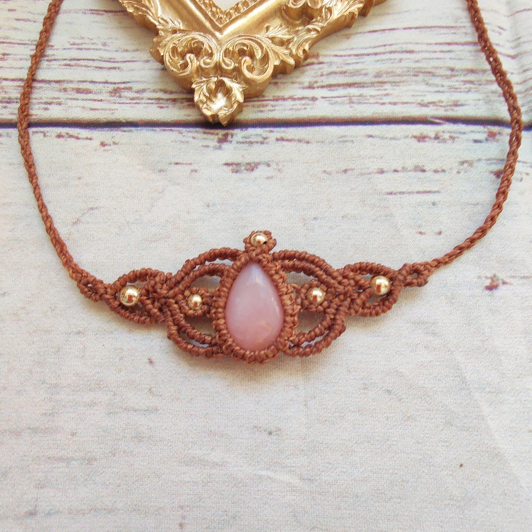 מקרמה שרשרת עם אבן אופל ורוד