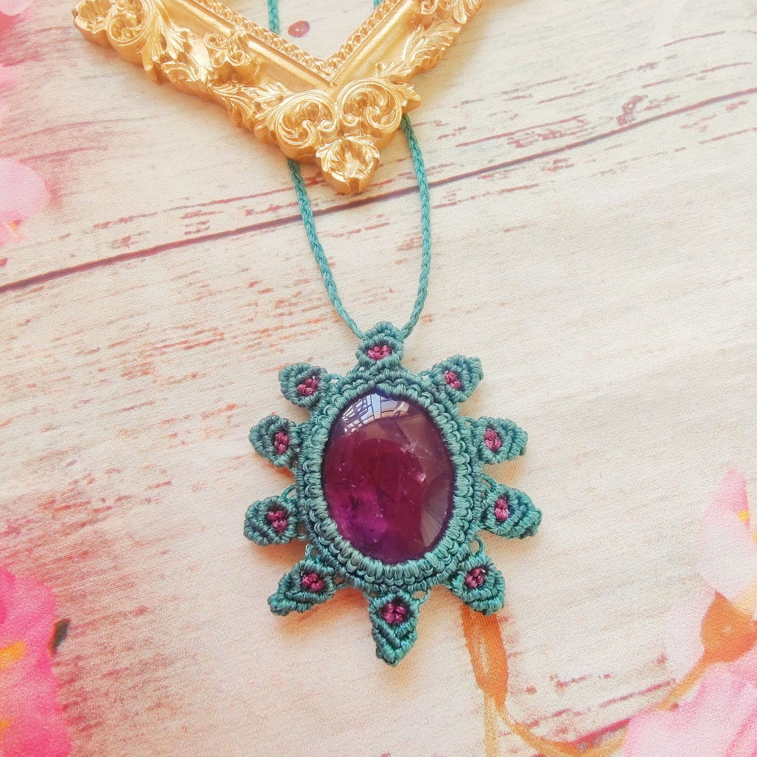 מקרמה תליון "מימי" עם אבן אמטיסט