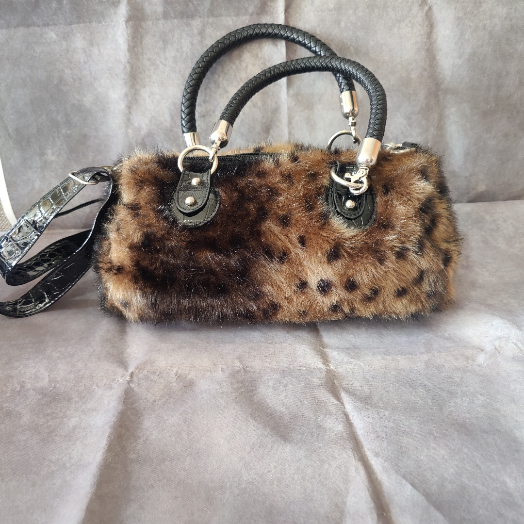 תיק פרווה של חברת Gallantry