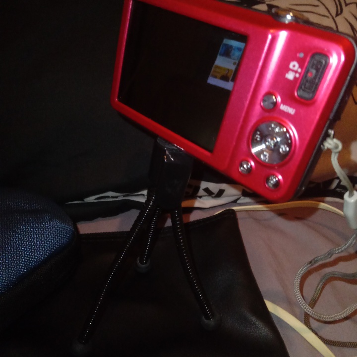 מצלמה עם חצובה ותיק