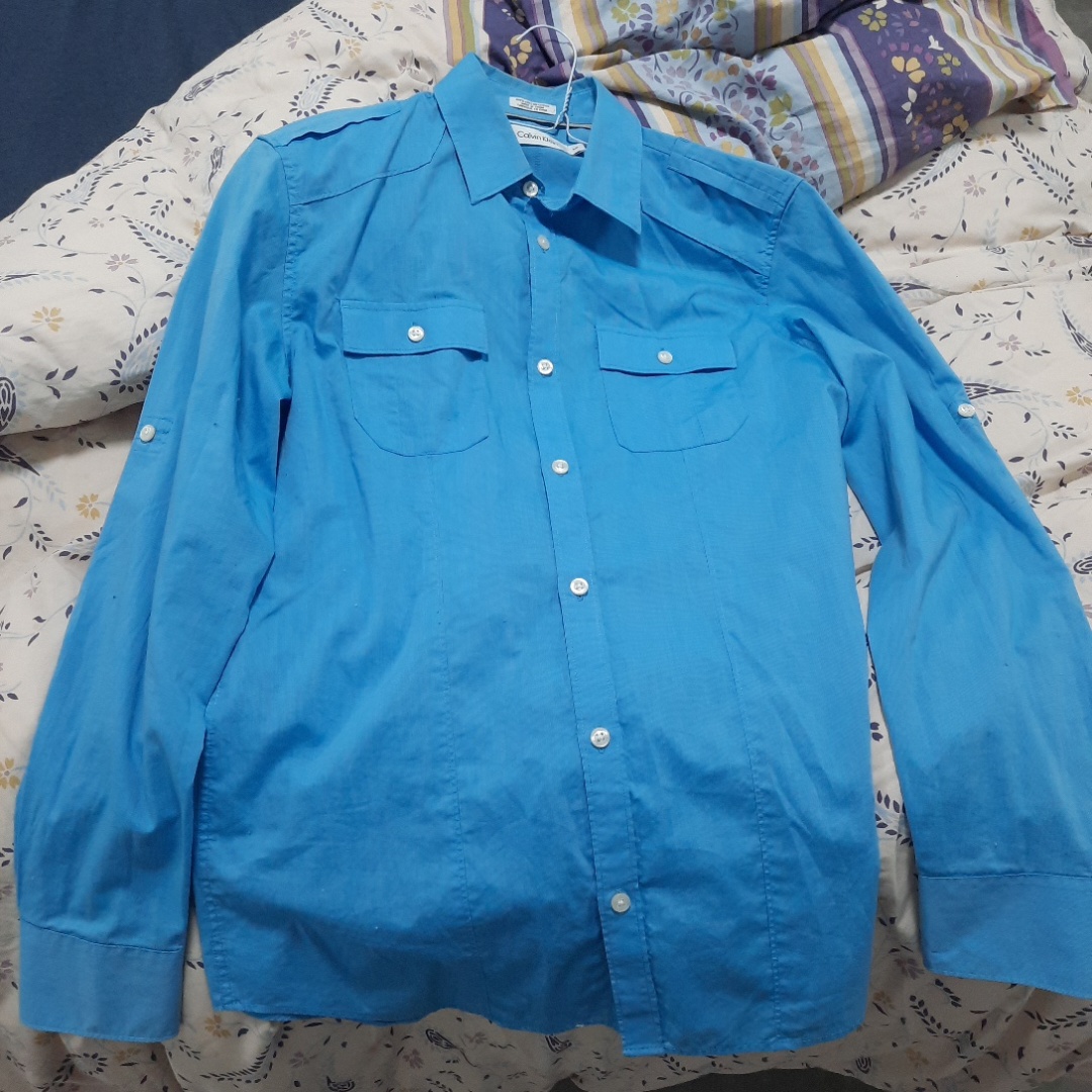 חולצה מכופתרת ואלגנטית של קלווין קליין.