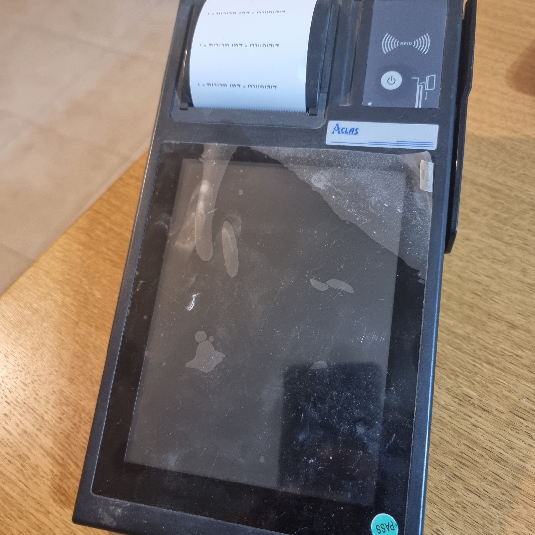 קופה ממוחשבת ניידת קטנה עם מדפסת 