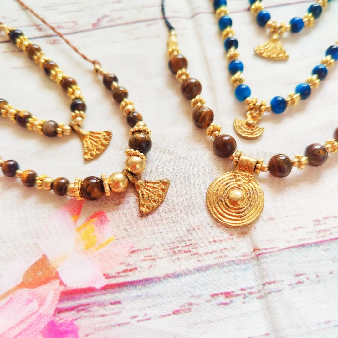 מקרמה שרשראות עם אבני חן