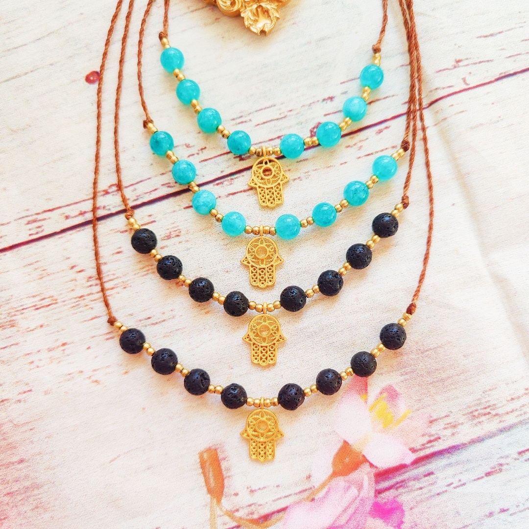 מקרמה שרשראות עם תליון חמסה ואבנים 