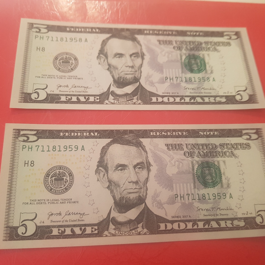 שני שטרות עוקבים של 5$ . וגם 2 תאריכי יום הולדת/ יום נישואין .( משמאל לימין: 1.08.1959)  ובשטר השני: 1.08.1958   מתנה מקורית 🏆🏆🏆 שטר אחד 150 ש"ח. שני השטרות ביחד רק 199 ש"ח.