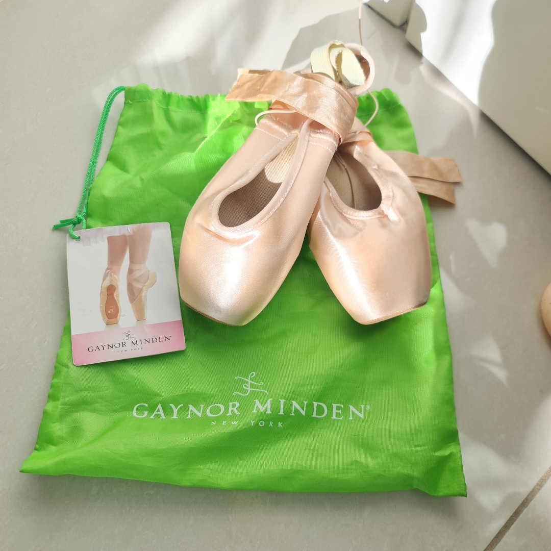 נעלי פויינט חדשות של Gainor Minden