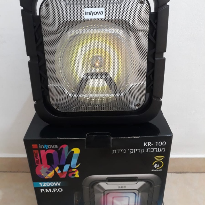 קריוקי ,איכות מעולה ,בא עם שלט ומיקרופון ,אורות משנה צבעים 