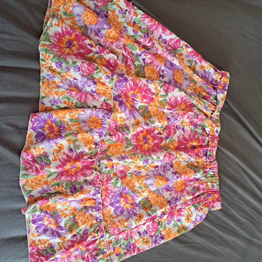 חצאית פרחים קצרה XL3