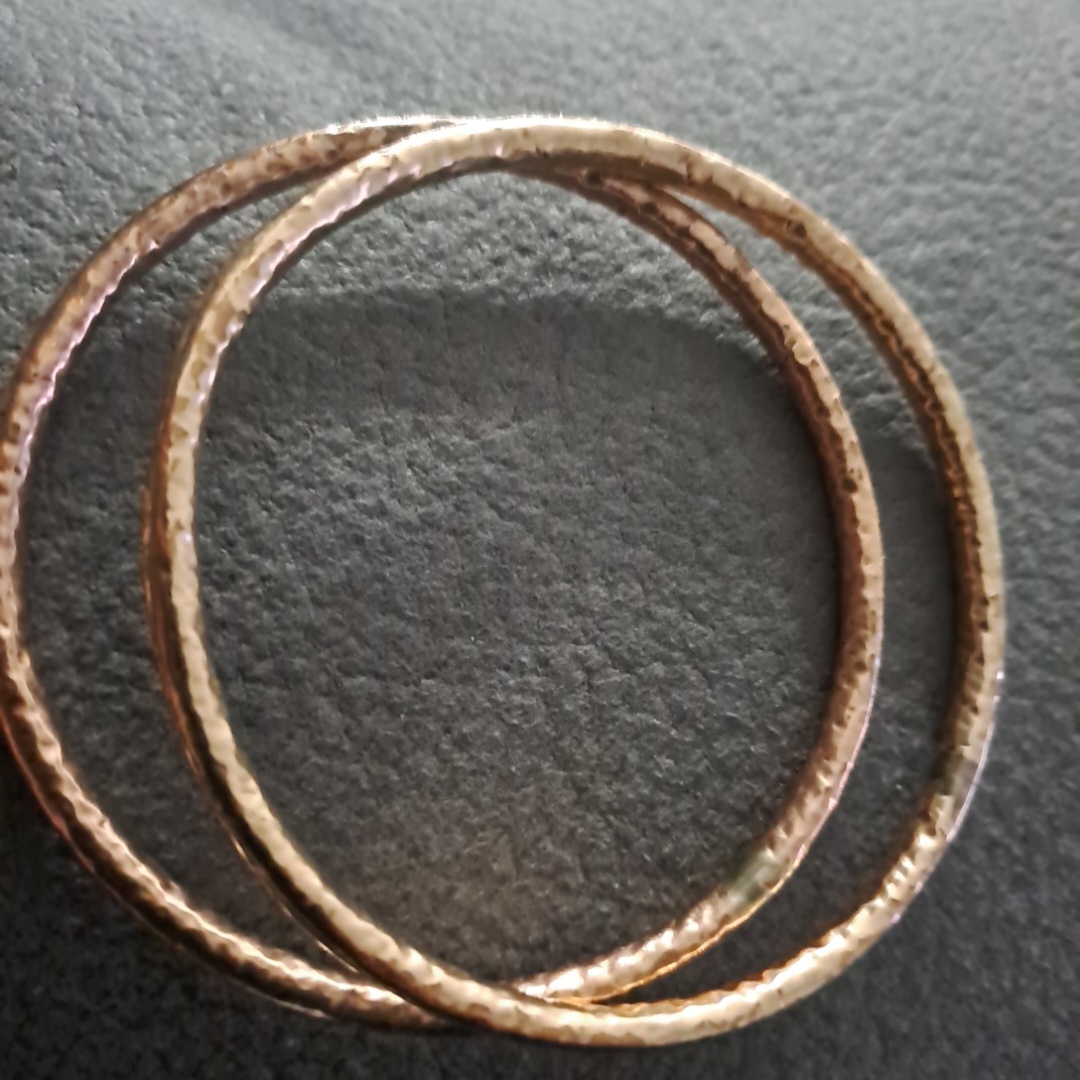 2 צמידים מצופים זהב