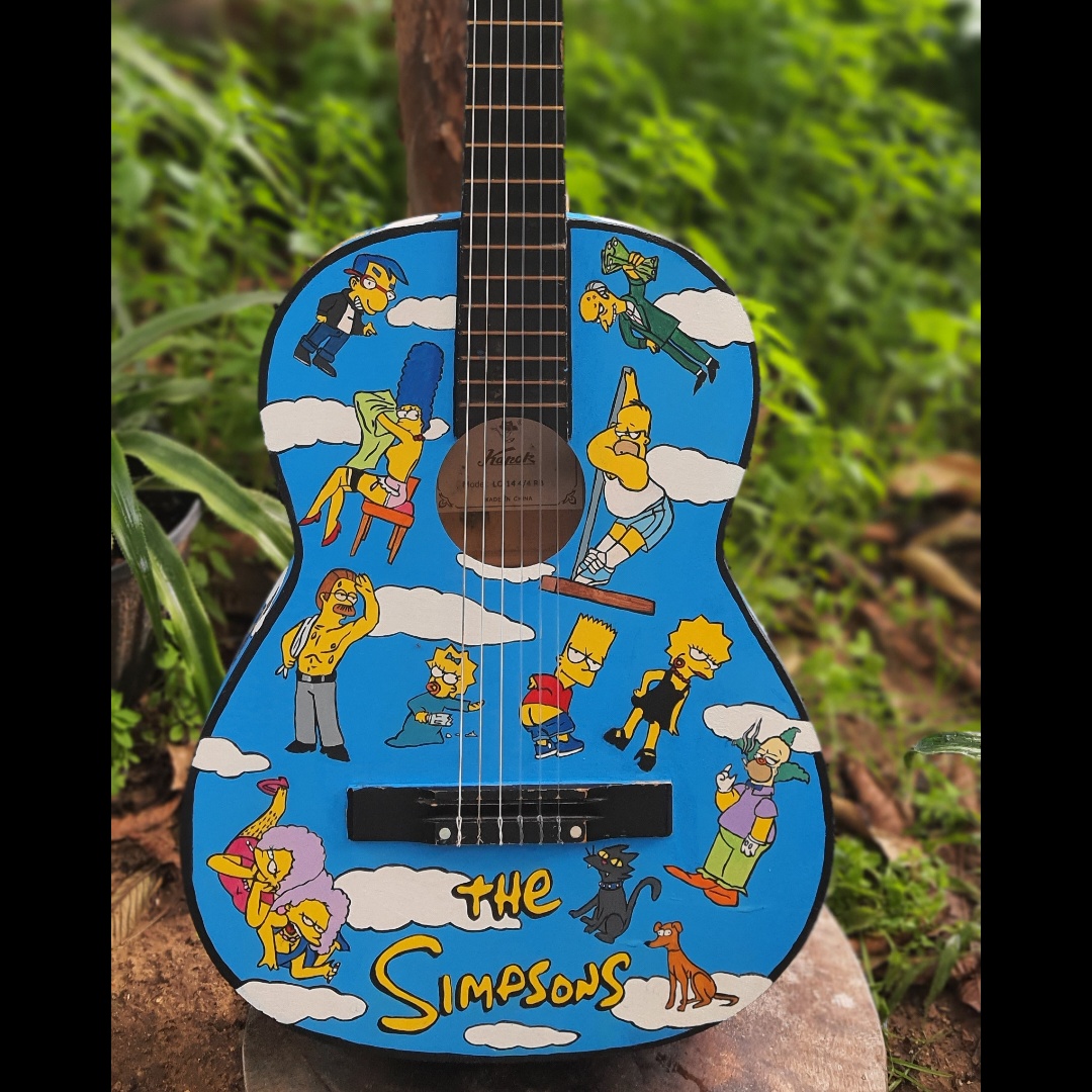 גיטרה מצויירת של המשפחה הכי צהובה שיש קיימת אחת בלבד! ייחודית ולא תייוצר בשנית. 