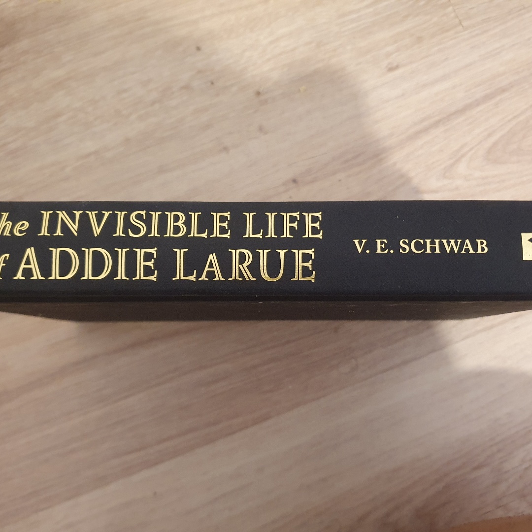 ספר -הספר על הצד כי הכריכה שחור חלק 