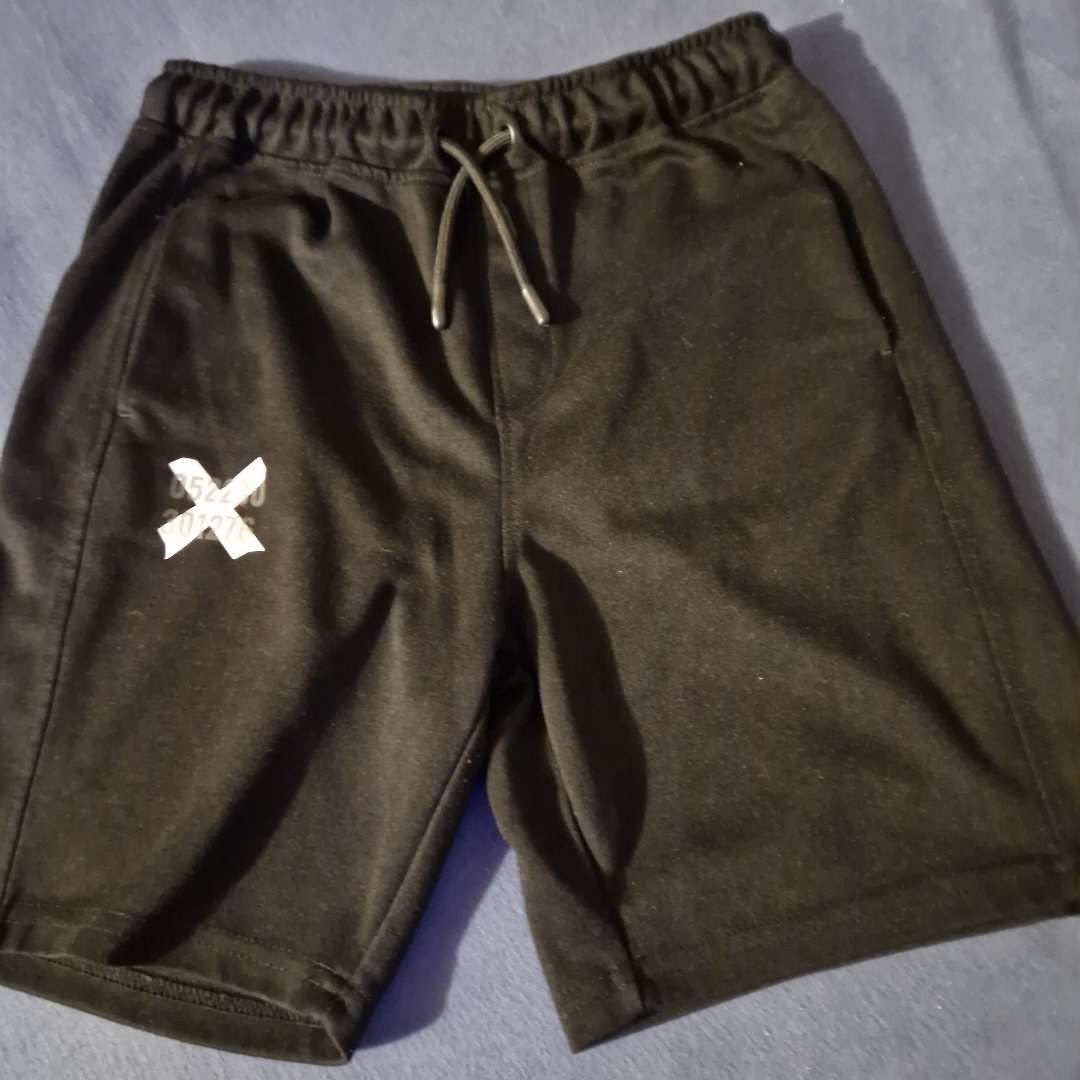 מכנס קצר של חברת קסטרו מקורי מאה אחוז קוטנה מידה 10-12 מחיר 70 ₪ 