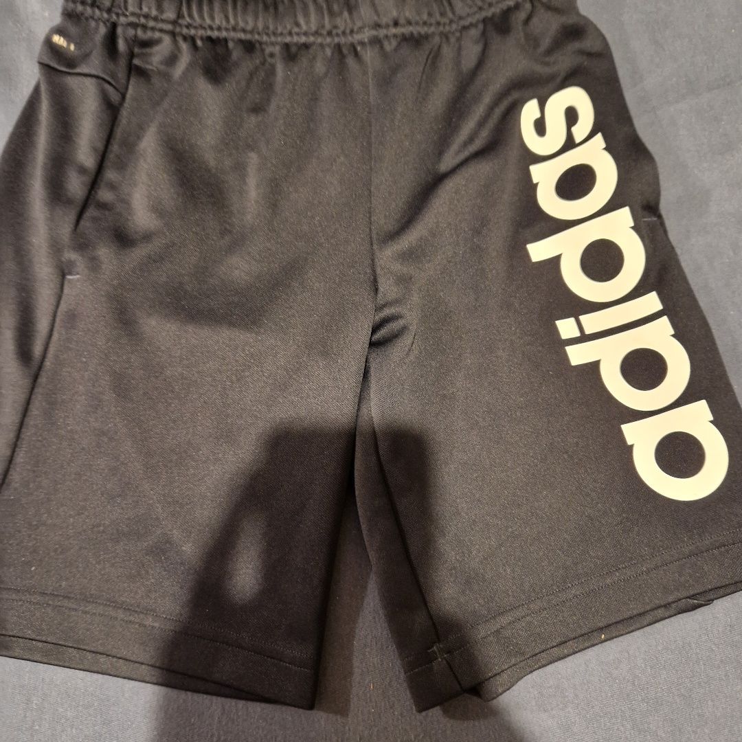 מכנס אדידס מקורית מאה אחוז קוטנה מידה 12-13 מחיר 80₪ קיבוץ עברון ●
