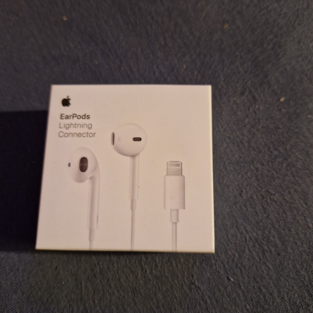 אוזניות איירפוד מקוריות של אפל עם קבל לא אלחוטי רק ב200 שקל חדש עולה יותר מ400 תבדקו אותי הכי זול שיש ומקורי עם אחריות 