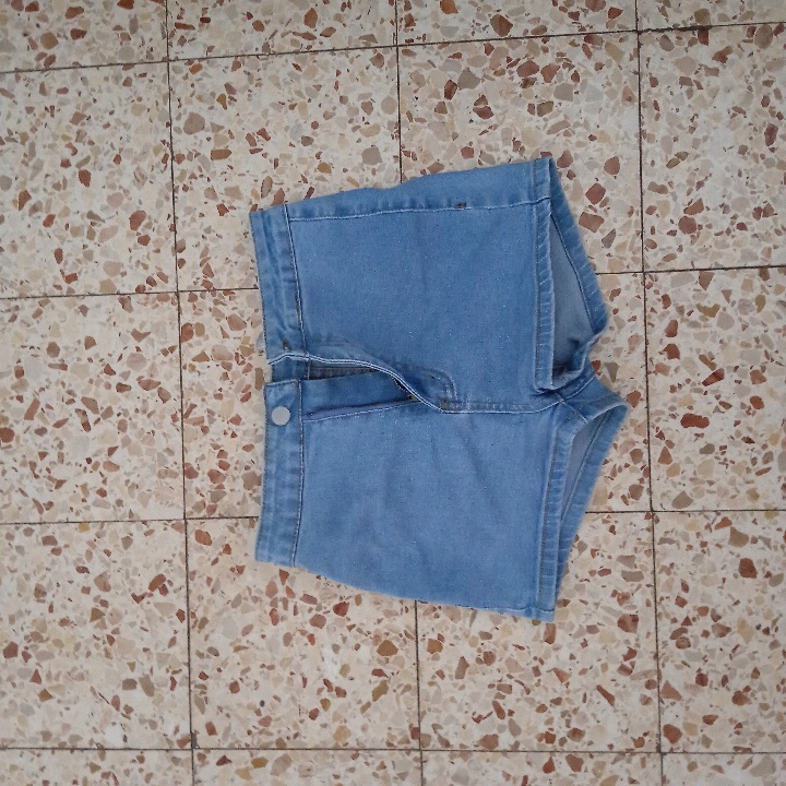 שורט משיין שהגיע במידה לא נכונה רשום עליו שהוא בשביל teen 14y-12y