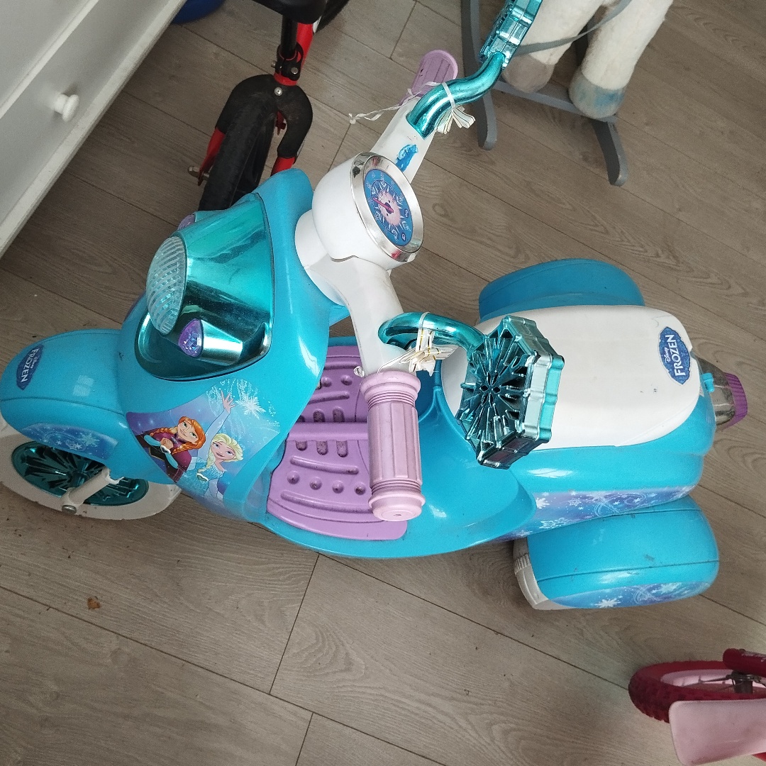 אופנוע ממונע בטיחותי לילדים בעיצוב פרוזן מתאים מגיל שלוש ומעלה סוללה נטענת 6 וולט מידות במצב מורכב: 50 על 93 על 75 ס"מ

משקל נשיאה מקסימלי: 40 ק"ג.200 שח עובד כמו חדש